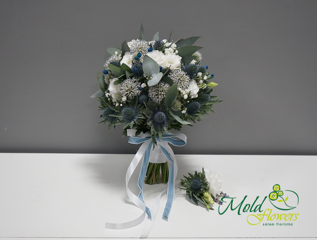 Bride's bouquet with blue thistles photo